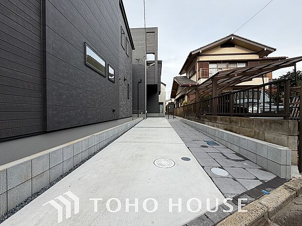 ゆったりとした駐車スペースを確保いたしましたので、大きめのお車でも駐車可能です。