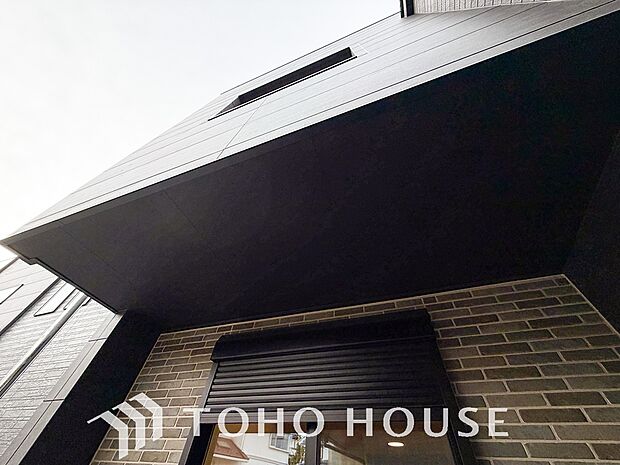 台風などの激しい雨風からお家を守るのはもちろん、空き巣対策などの防犯抑止や防音にも効果を発揮します。