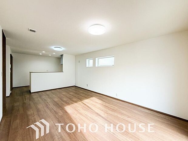 光が注がれる青い空から鮮やかに赤色にゆっくりと染まる。そんな優しい時間がここでは流れてゆく。