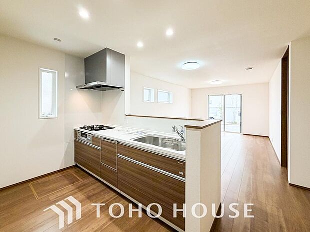 キッチンの収納は、デッドスペースになりやすい箇所を有効活用できる、スライド式収納を採用しました。