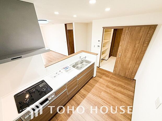 広々キッチンを採用。みんなで作った料理を召し上がりながらの会話は、どのような物になるのでしょうか。