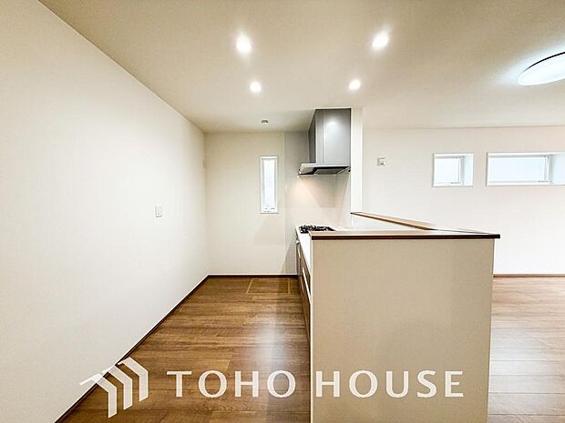 夫婦そろってキッチンに立っても調理がしやすく余裕の広さ。家事をしながら会話も弾みます。