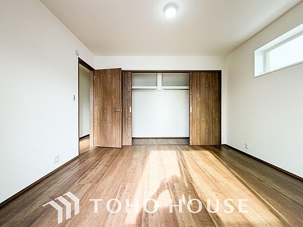 一日の疲れを癒やしてくれる主寝室。時を忘れて過ごす場所として過ごせるお部屋。