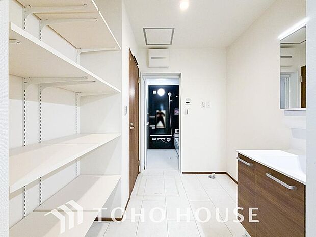 身だしなみのチェックがしやすい大きな鏡、下には収納がたっぷり。スッキリとした空間を演出いたします。