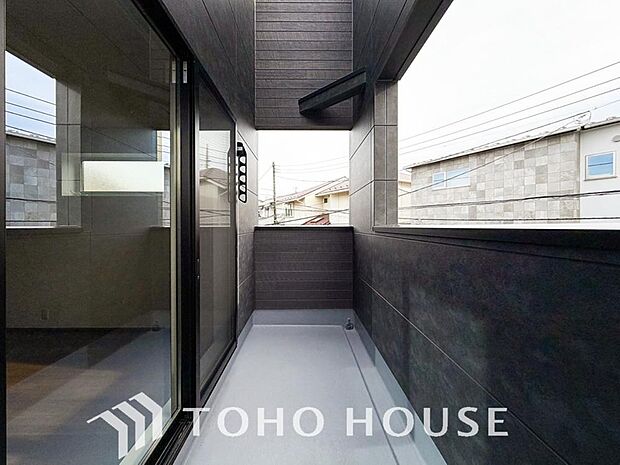 頬をなでる優しい風を感じることが出来るバルコニー。つい深呼吸をしたくなる気持ちの良い眺望です。