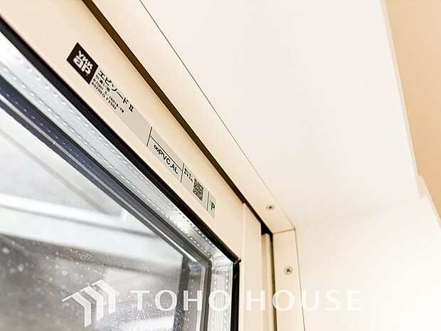 二層のガラスの間に空気層や特殊ガス層を作ることで断熱性能や結露防止効果を高めたサッシを装備してます。