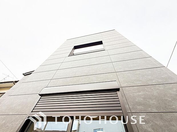 台風などの激しい雨風からお家を守るのはもちろん、空き巣対策などの防犯抑止や防音にも効果を発揮します。