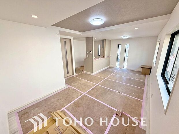 光と風があふれる開放的なリビングダイニングには自然と家族みんなが集まってきます。