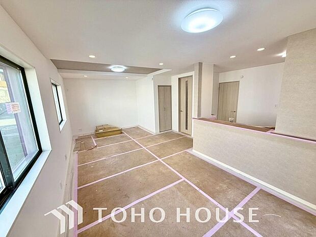 一日の中で多くの時間を過すことになるリビング。爽やかな通風と採光を存分に感じる事が出来る空間です。