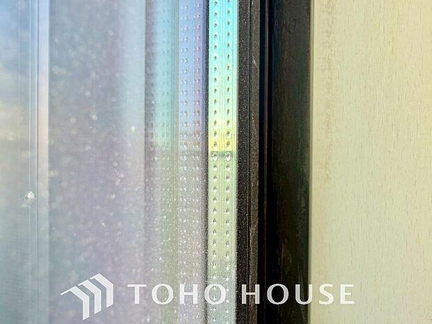 「ペアガラス」断熱複層ガラスとも呼ばれます。ガラスとガラスの間に空気層や特殊ガス層を作ることで、断熱性能や結露防止効果を高めたガラスを採用したサッシが装備されています。