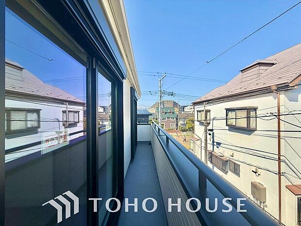 頬をなでる優しい風を感じることが出来るバルコニー。つい深呼吸をしたくなる気持ちの良い眺望です。