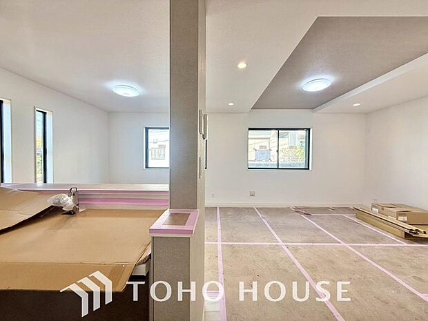 明るく穏やかな空気の中で飲んだり、食べたり、笑ったり。一日の中で多くの時間を過すことになるリビング。