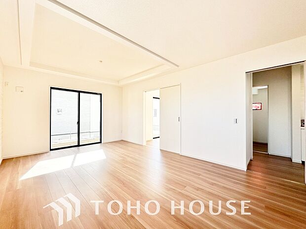 光が注がれる青い空から鮮やかに赤色にゆっくりと染まる。そんな優しい時間がここでは流れてゆく。