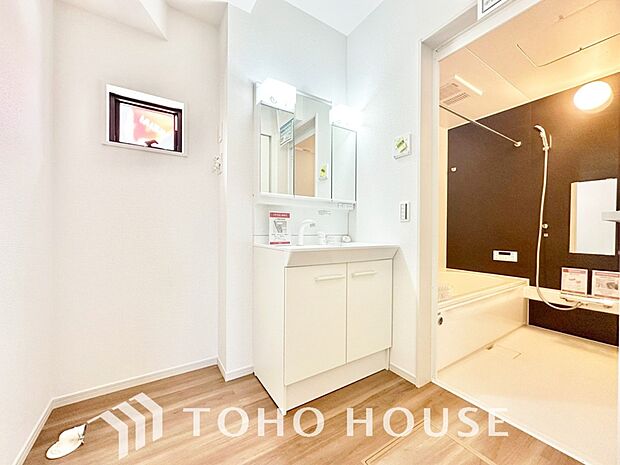 手で洗いたい大切な服など、広く使えると助かる洗面台は汚れの付きにくい形状と素材で造られております。