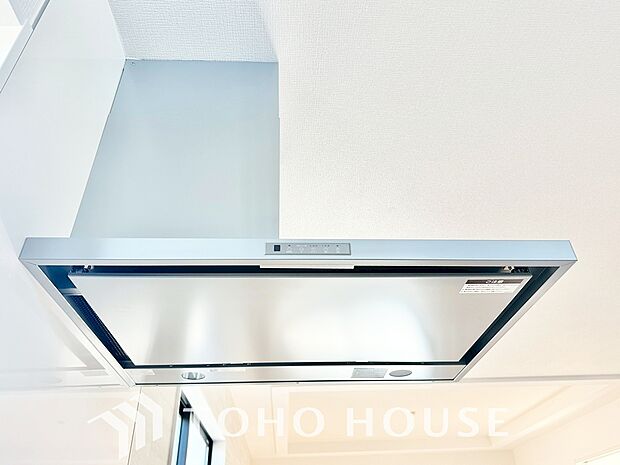 昨今主流のスリムタイプのレンジフード。スタイリッシュな見た目からインテリアとしても人気がある型です。