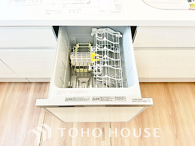 ビルトイン食器洗浄乾燥機付きのシステムキッチン。毎日の家事負担を軽減する嬉しい設備です。