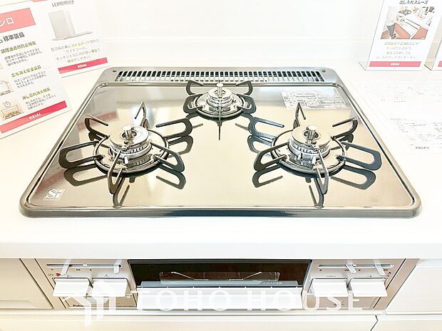 3口コンロは一度に複数のお料理を作ることができるメリットがあります。毎日のキッチンタイムを効率よく。