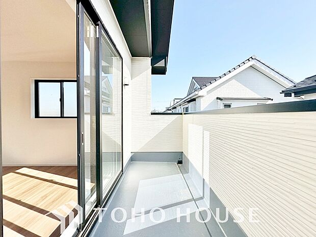 頬をなでる優しい風を感じることが出来るバルコニー。つい深呼吸をしたくなる気持ちの良い眺望です。