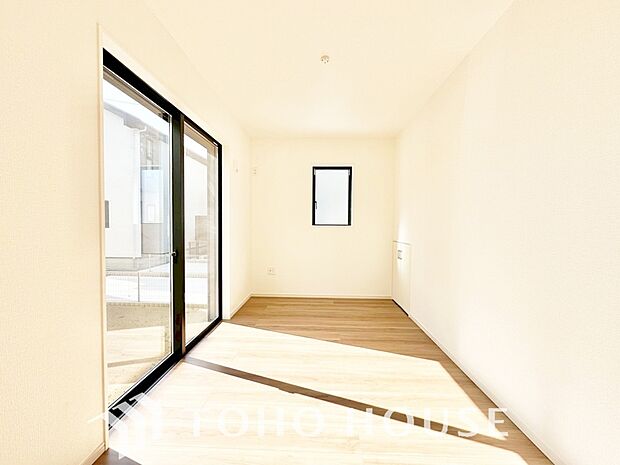 家具の配置のし易い室内です。趣味の部屋としても充分な広さを確保しております。