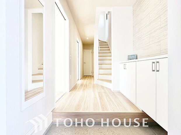 玄関そばの廊下収納。日用品のストックや防災グッズを置いたりと、何かと便利に使えます。