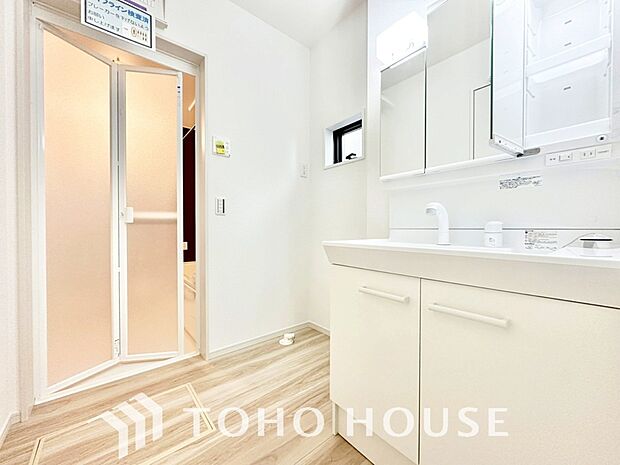 手で洗いたい大切な服など、広く使えると助かる洗面台は汚れの付きにくい形状と素材で造られております。