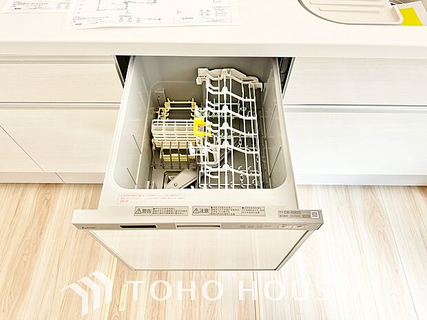 ビルトイン食器洗浄乾燥機付きのシステムキッチン。毎日の家事負担を軽減する嬉しい設備です。
