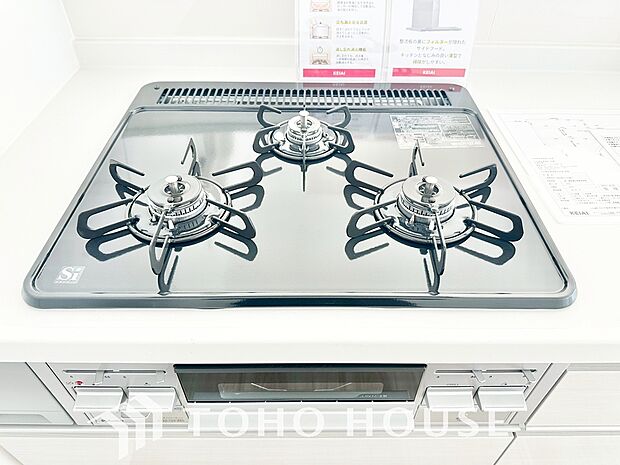 3口コンロは一度に複数のお料理を作ることができるメリットがあります。毎日のキッチンタイムを効率よく。