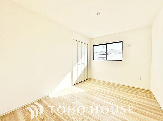 家具の配置のし易い室内です。趣味の部屋としても充分な広さを確保しております。