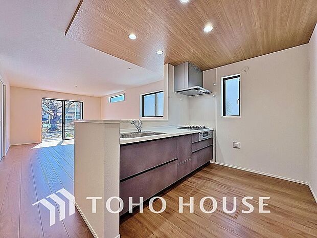 忙しい朝でも、しっかり家族が揃って食事をして頂けるゆとりある大きさのダイニングスペース。