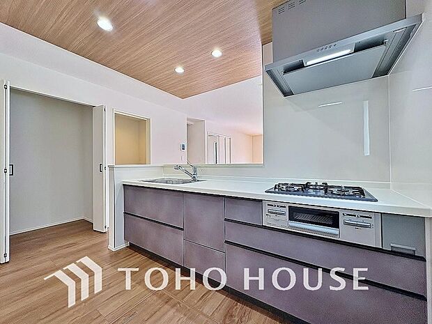 ご家族みんなで調理ができる位のスペースを実現したキッチン空間となっております。