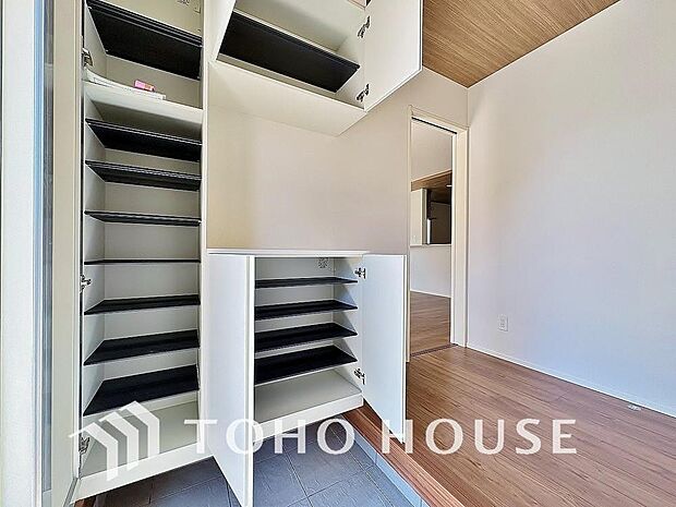 人を迎え入れる最初の場所だからこそ、清潔感がある空間にして頂ける様シューズボックスを設置しました。