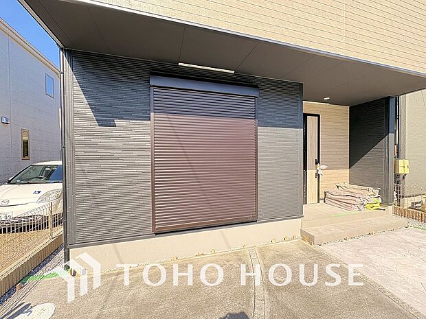 戸建にも防犯機能のシャッターを完備しております。寒い冬でも中から開閉がラクラクな所も便利です。