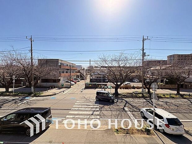 その豊かな眺望にふさわしい空間には、通風・採光にも優れ、心地よい光と風があふれています。