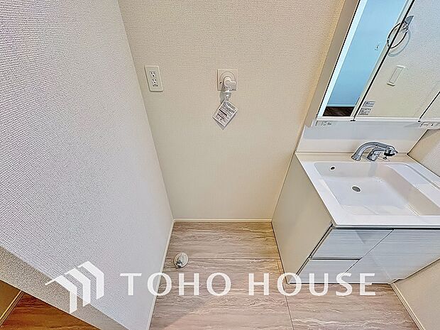 洗濯機を置くのに充分なスペースを確保しております。