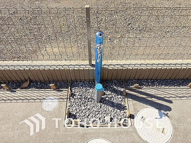 お車の手入れや外周りのお手入れの際にあると便利な立水栓がございます。