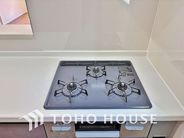 3口コンロは一度に複数のお料理を作ることができるメリットがあります。毎日のキッチンタイムを効率よく。