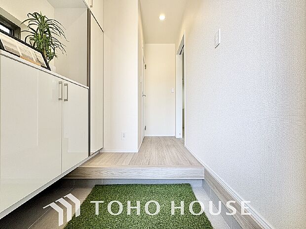 毎日みんなを見送り、そして迎え入れる場所だから。帰りたくなる家をテーマに設計した、自慢の玄関です。