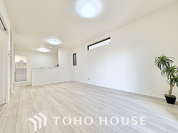 爽やかな通風と採光を存分に感じる事が出来る空間。毎日の暮らしに癒しをもたらす居心地の良いリビング。