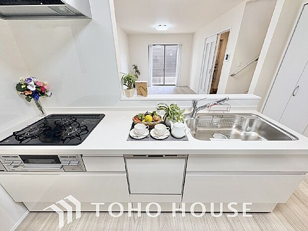 大型の冷蔵庫も配置できる広々としたキッチンスペースでお料理や家事をスムーズに進めることができます。