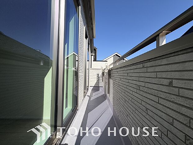 暖かい陽ざしが差込むバルコニー。晴れた日には、洗濯物が良く乾きます。風通しも良好です。