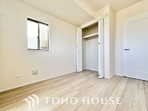 居室にはクローゼットを完備し、自由度の高い家具の配置が叶うシンプルな空間です。