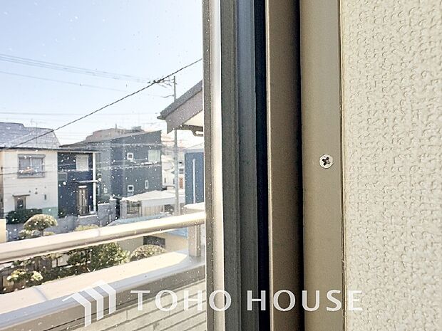 居室のサッシには高性能なペアガラスを採用しており、これにより高い断熱性を実現しています。