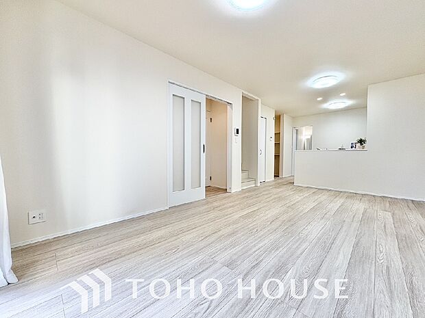 一日の中で多くの時間を過すことになるリビング。爽やかな通風と採光を存分に感じる事が出来る空間です。