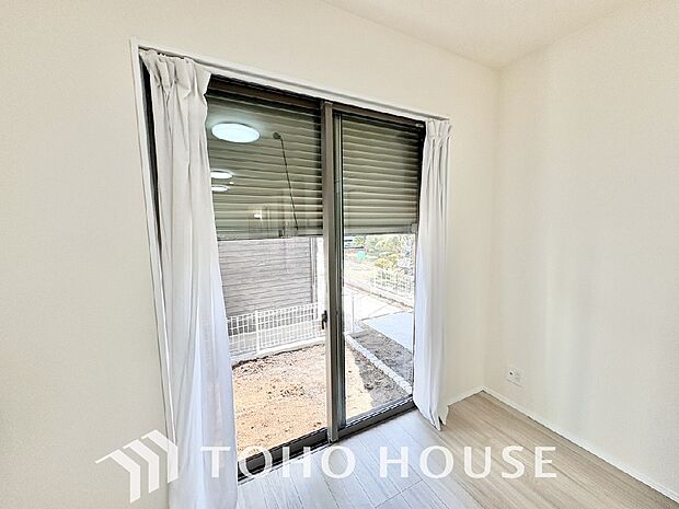 戸建にも防犯機能シャッターを完備しております。寒い冬でも中から開閉が可能ですのでラクラクな所も便利です。