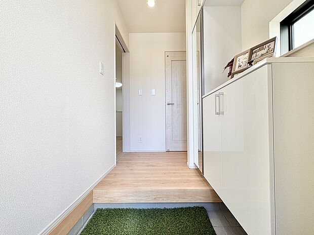 毎日みんなを見送り、そして迎え入れる場所だから。帰りたくなる家をテーマに設計した、自慢の玄関です。