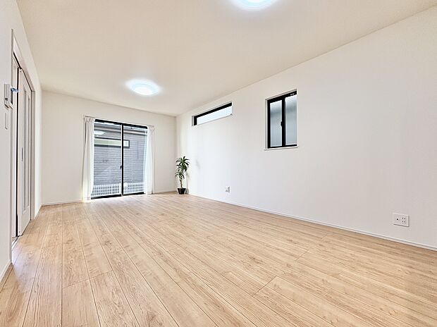 光と風があふれる開放的なリビングダイニングには自然と家族みんなが集まってきます。