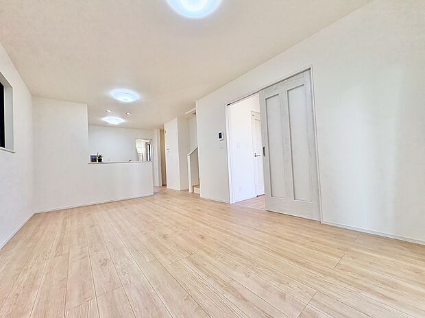 爽やかな通風と採光を存分に感じる事が出来る空間。毎日の暮らしに癒しをもたらす居心地の良いリビング。