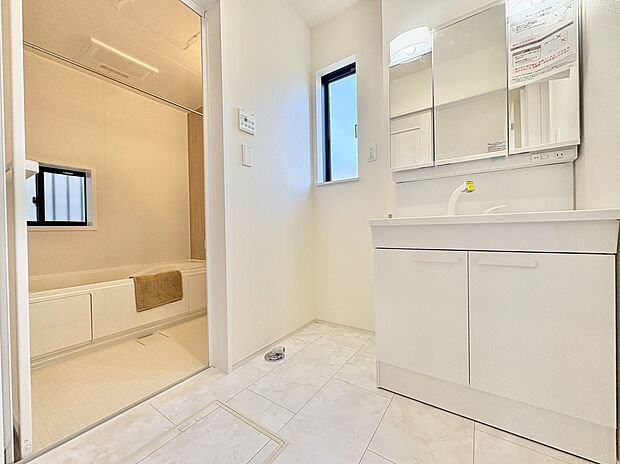 洗面台には三面鏡を採用。鏡の後ろに収納スペースを設ける事により洗面台周りもすっきりします。