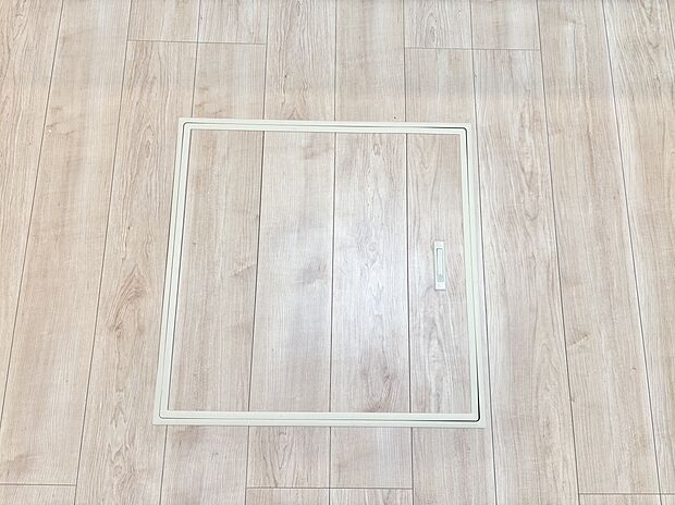 床下収納の場合は使っていない空間を有効利用するので、キッチンを狭くすることなく収納場所を増やせます。