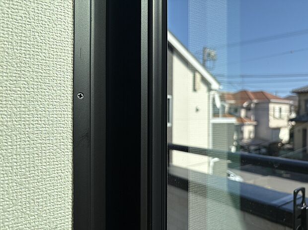 居室のサッシには高性能なペアガラスを採用しており、これにより高い断熱性を実現しています。